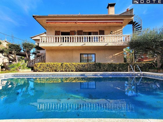 Foto 1 de Chalet en venta en Centro - Roda de Barà de 4 habitaciones con terraza y piscina