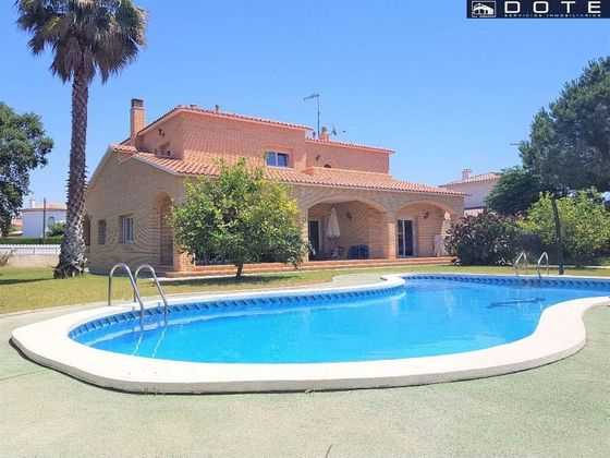 Foto 1 de Chalet en venta en La Barquera de 5 habitaciones con terraza y piscina