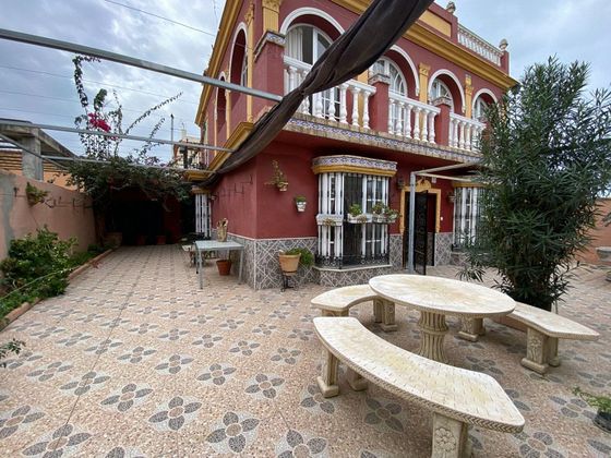 Foto 1 de Xalet en venda a Las Palmeras-Dehesilla de 4 habitacions amb terrassa i garatge