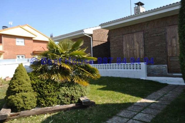 Foto 2 de Casa rural en venda a Valdefresno de 4 habitacions amb piscina i garatge