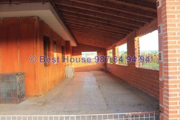 Foto 1 de Chalet en venta en Villamañán de 2 habitaciones con terraza y garaje