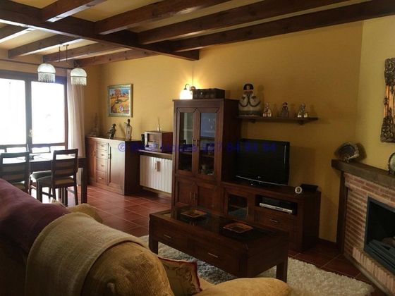 Foto 1 de Casa adossada en venda a Valverde de la Virgen de 3 habitacions amb terrassa i piscina