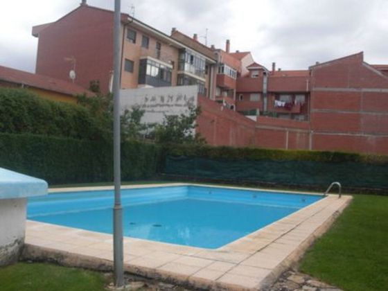 Foto 1 de Pis en venda a Valverde de la Virgen de 3 habitacions amb piscina i garatge