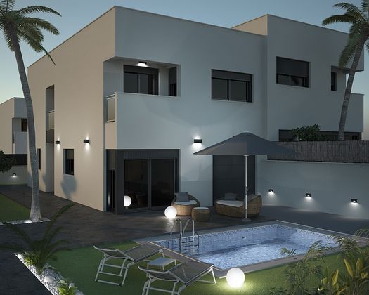 Foto 1 de Casa adosada en venta en calle Mossèn Andreu de 4 habitaciones con terraza y piscina