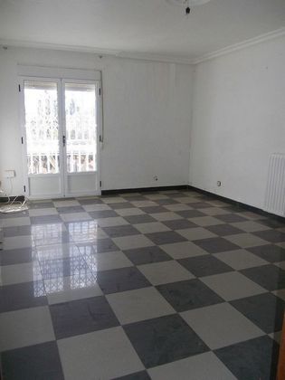 Foto 1 de Piso en venta en Linares de 3 habitaciones con calefacción