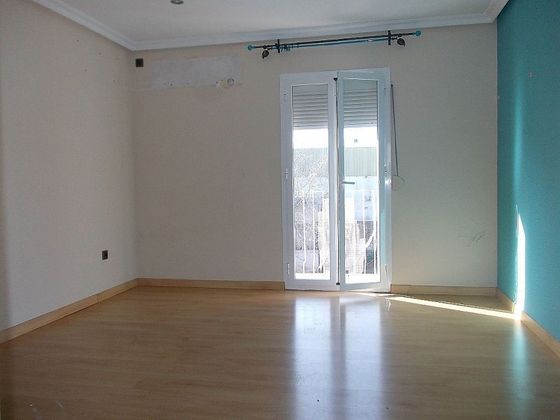 Foto 2 de Piso en venta en Linares de 2 habitaciones con balcón