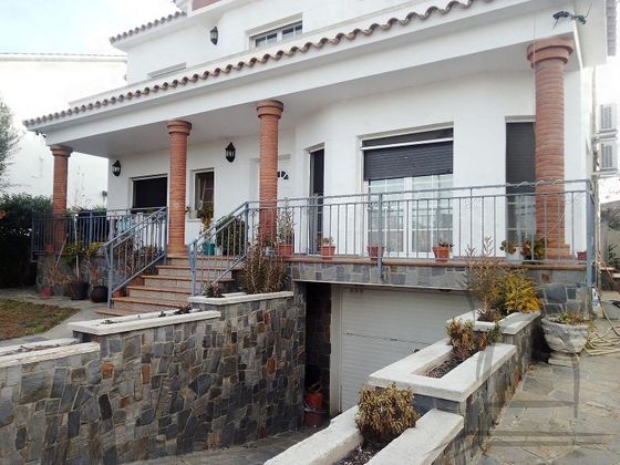 Foto 1 de Casa adosada en venta en Palau-solità i Plegamans de 5 habitaciones con terraza y jardín