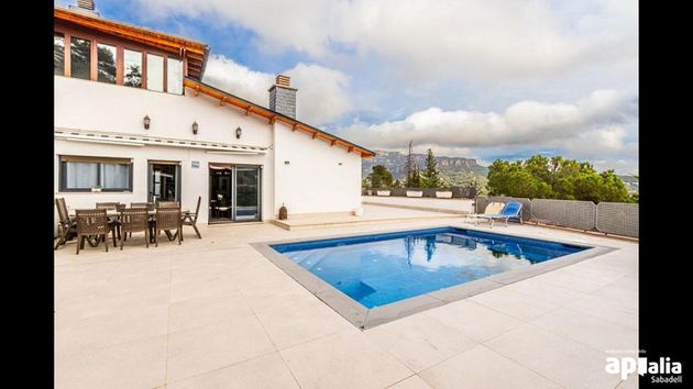 Foto 2 de Casa en venta en Matadepera de 5 habitaciones con terraza y piscina