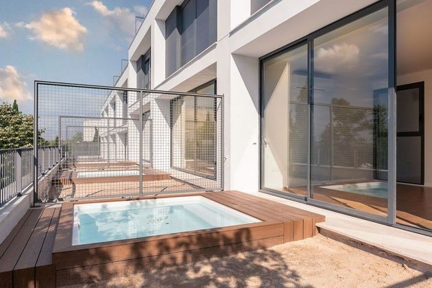 Foto 2 de Casa adossada en venda a Nuevo Aranjuez de 4 habitacions amb terrassa i piscina