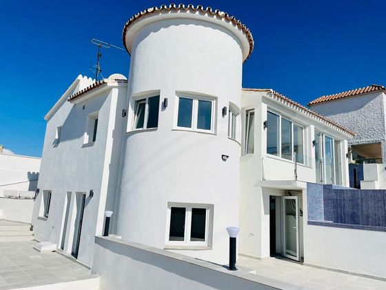 Foto 2 de Casa en venta en El Faro de Calaburra - Chaparral de 4 habitaciones con terraza y piscina