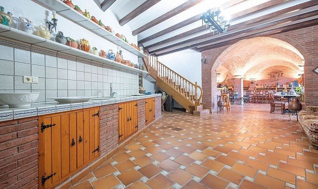 Foto 2 de Casa adossada en venda a Bisbal del Penedès, la de 13 habitacions amb terrassa i piscina