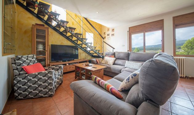Foto 2 de Chalet en venta en Font-Rubí de 5 habitaciones con terraza y garaje