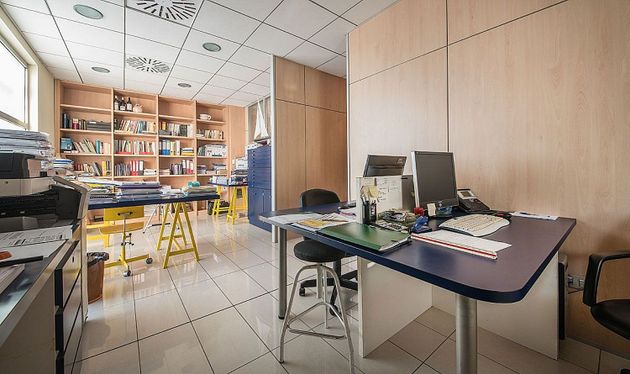 Foto 2 de Alquiler de oficina en La Girada de 107 m²