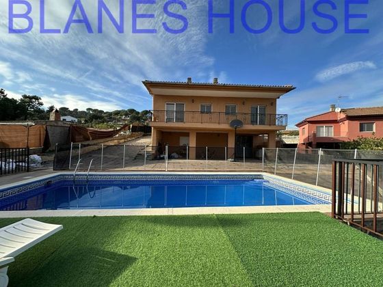 Foto 1 de Casa en venda a calle Malgrat de Mar de 4 habitacions amb terrassa i piscina