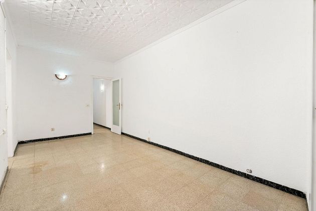 Foto 1 de Venta de piso en El Camp de l'Arpa del Clot de 3 habitaciones y 60 m²