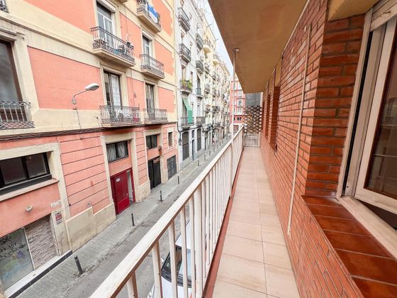 Foto 1 de Venta de piso en El Poble Sec - Parc de Montjuïc de 4 habitaciones con terraza y balcón