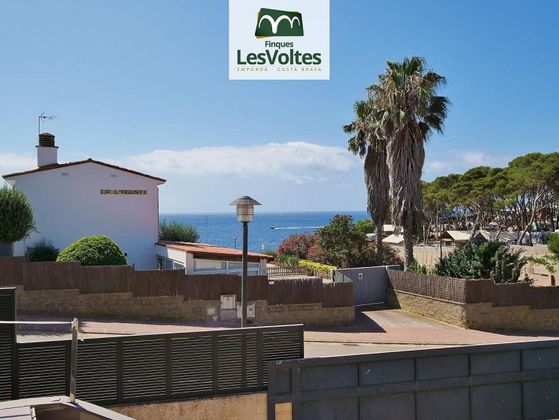 Foto 1 de Venta de chalet en La Fosca-Cala Margarida de 5 habitaciones con terraza y piscina