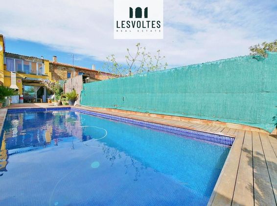 Foto 1 de Casa adosada en venta en Forallac de 3 habitaciones con terraza y piscina