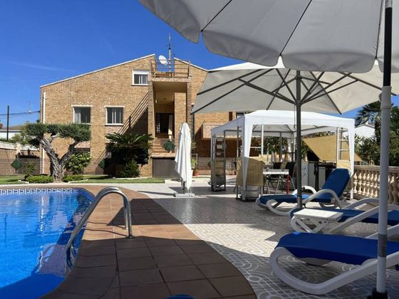Foto 2 de Chalet en venta en Coma-Ruga de 7 habitaciones con terraza y piscina