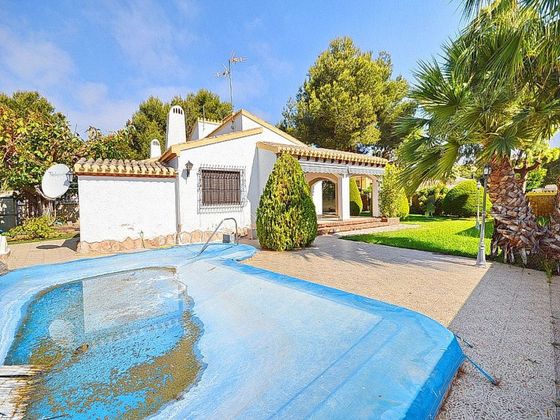 Foto 1 de Xalet en venda a Playa Flamenca - Punta Prima de 4 habitacions amb terrassa i piscina