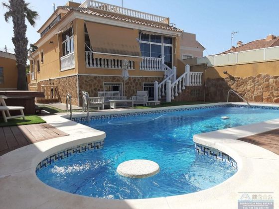 Foto 1 de Xalet en venda a Nueva Torrevieja - Aguas Nuevas de 6 habitacions amb terrassa i piscina