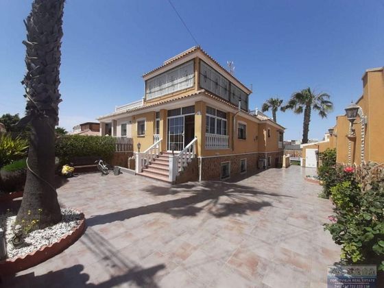 Foto 2 de Xalet en venda a Nueva Torrevieja - Aguas Nuevas de 6 habitacions amb terrassa i piscina