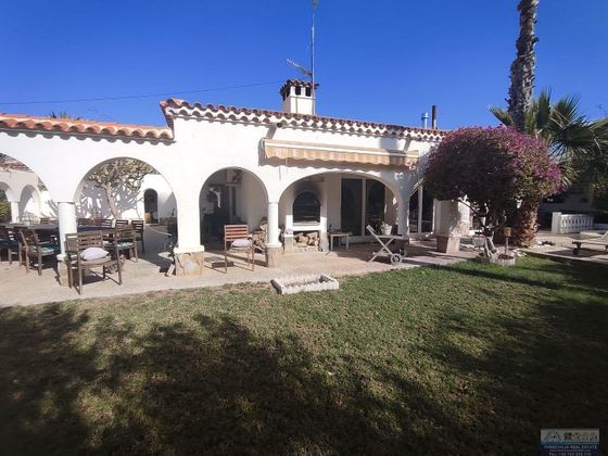Foto 1 de Xalet en venda a La Siesta - El Salado - Torreta de 4 habitacions amb terrassa i piscina