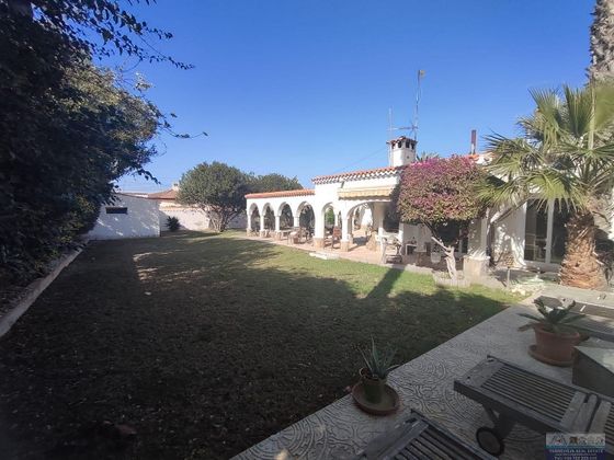 Foto 2 de Xalet en venda a La Siesta - El Salado - Torreta de 4 habitacions amb terrassa i piscina