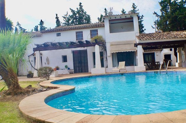 Foto 2 de Xalet en venda a Alfaz del Pi Pueblo-Urbanizaciones de 6 habitacions amb piscina i garatge