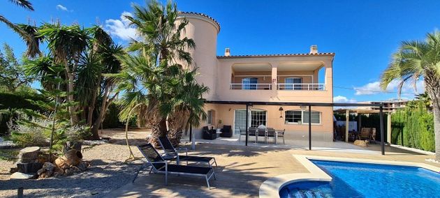 Foto 1 de Chalet en venta en Roques Daurades-L'Estany de 5 habitaciones con terraza y piscina