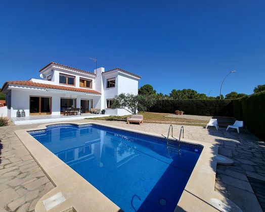Foto 1 de Chalet en venta en Calafat de 5 habitaciones con terraza y piscina
