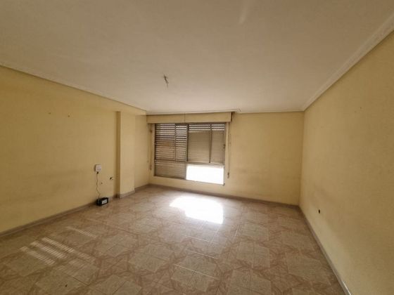 Foto 1 de Venta de piso en El Pilar de 4 habitaciones con terraza