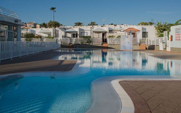 Foto 1 de Casa en venda a calle Einstein de 2 habitacions amb terrassa i piscina