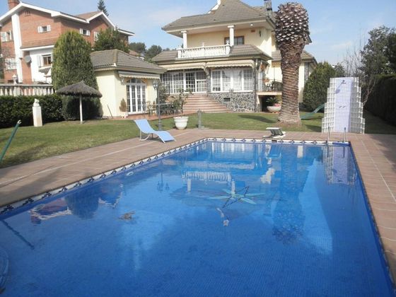 Foto 1 de Chalet en venta en Palau-solità i Plegamans de 5 habitaciones con terraza y piscina