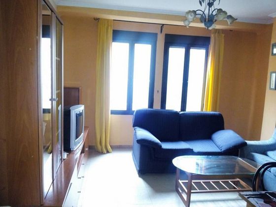 Foto 1 de Piso en alquiler en plaza De Vigo de 3 habitaciones con muebles y calefacción