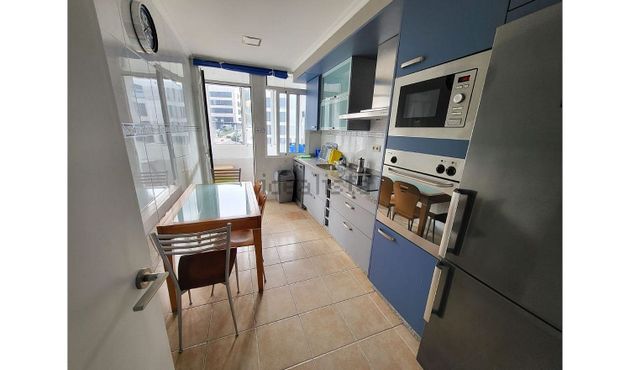 Foto 2 de Piso en alquiler en Castiñeiriño - Cruceiro de Sar de 3 habitaciones con muebles y balcón