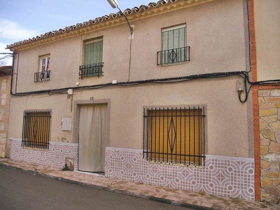 Foto 1 de Casa adosada en venta en Corral de Almaguer de 4 habitaciones y 190 m²