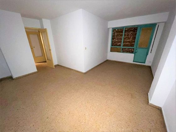 Foto 2 de Venta de piso en Almansa de 4 habitaciones con ascensor