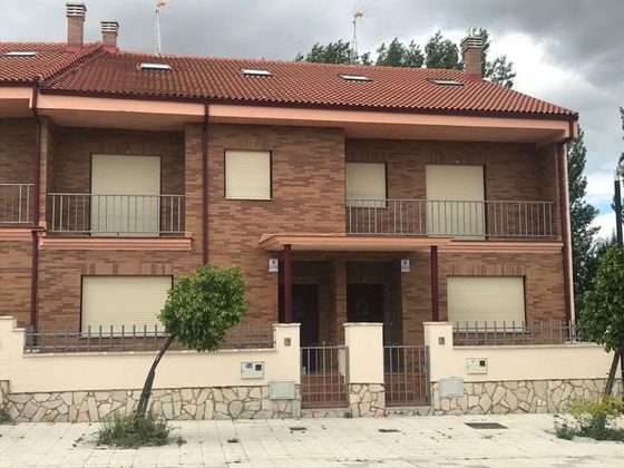 Foto 2 de Casa adossada en venda a Villasabariego de 1 habitació amb piscina i garatge