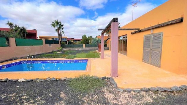 Foto 1 de Casa en venda a Caleta de Fuste de 3 habitacions amb terrassa i piscina