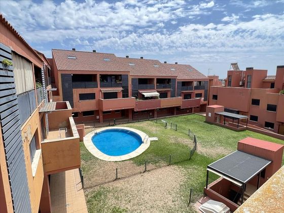 Foto 1 de Casa adossada en venda a Guillena de 4 habitacions amb piscina i garatge