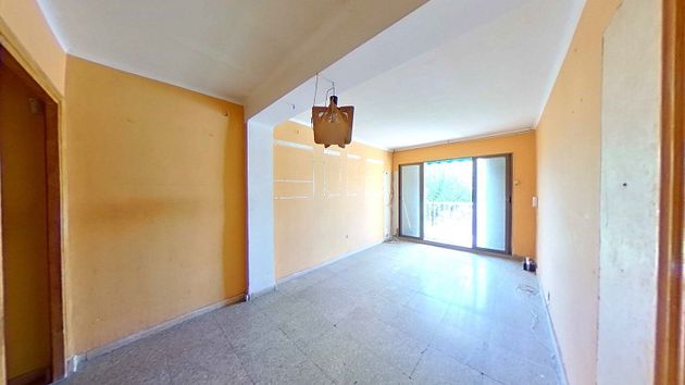 Foto 1 de Piso en venta en La Pineda de 3 habitaciones con terraza y ascensor