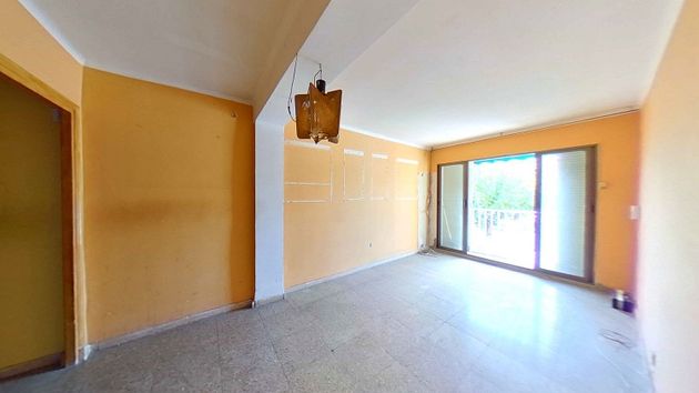 Foto 2 de Piso en venta en La Pineda de 3 habitaciones con terraza y ascensor