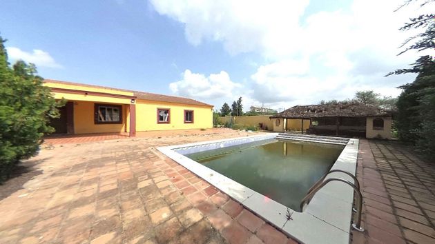 Foto 1 de Venta de casa en Sanlúcar la Mayor de 3 habitaciones con terraza y piscina