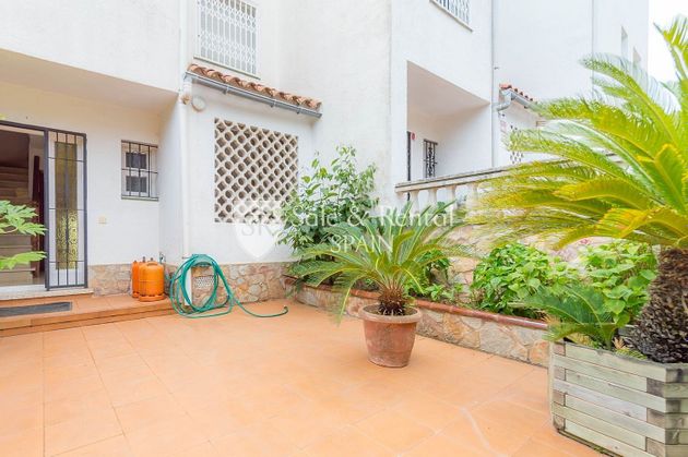 Foto 2 de Casa en venda a Santa María de Llorell de 4 habitacions amb terrassa i jardí