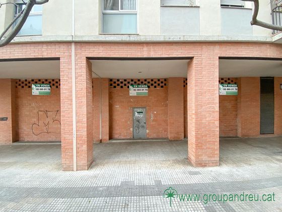 Foto 2 de Venta de local en calle Josep Carner de 178 m²