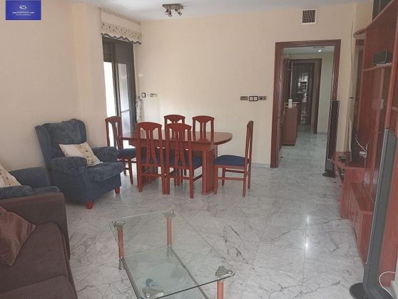 Foto 2 de Pis en lloguer a Zona Bahía Blanca de 3 habitacions amb terrassa i mobles
