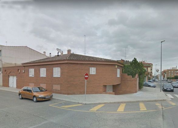 Foto 2 de Chalet en alquiler en calle Sebastià Juan Arbó de 4 habitaciones con terraza y jardín