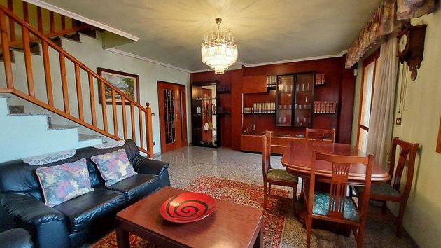 Foto 1 de Casa adossada en venda a Nuevo Centro de 4 habitacions amb terrassa i garatge