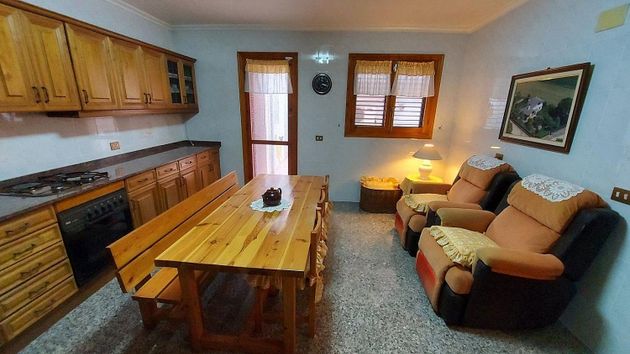 Foto 2 de Casa adossada en venda a Nuevo Centro de 4 habitacions amb terrassa i garatge